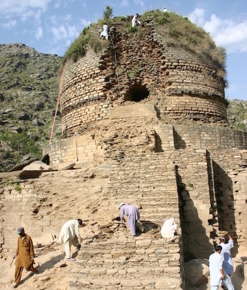 Amluk Dara stupa under recent excavation.