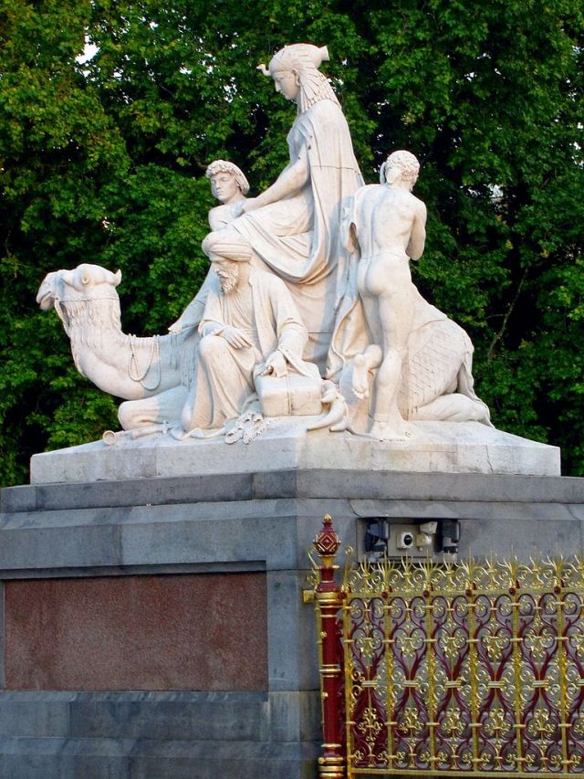 Albert_Memorial.The_sculptural_composition_Africa._-_panoramio